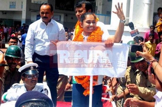 Dipa appears for her MA Examination just a day after receiving rousing welcome in Tripura organised by CPI-M at Swami Vivekananda Stadium Dipa appears for her MA Examination just a day after receiving rousing welcome in Tripura organised by CPI-M at Swami Vivekananda Stadium